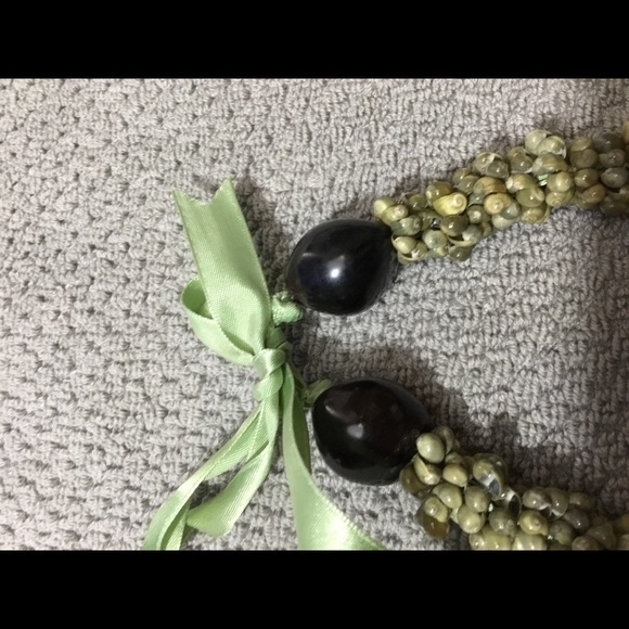 Tiny green shell necklace - Picture 3 of 4